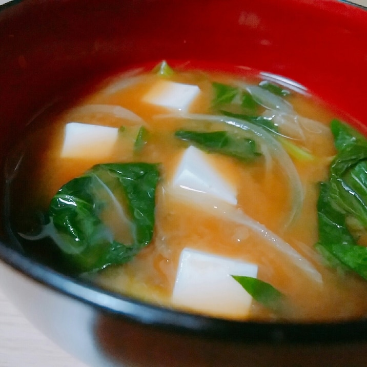 小松菜と玉ねぎと豆腐の味噌汁